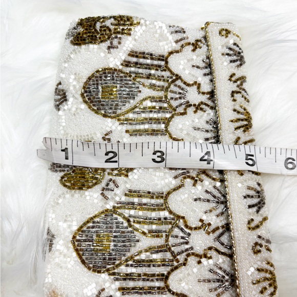 Vintage Gold-Pewter-White Beaded Clutch. - Picture 11 of 13
